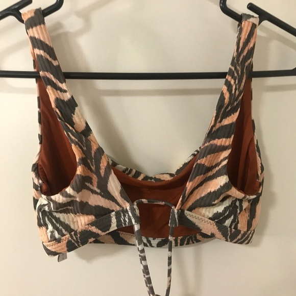 Becca Tiger print bikini top size 0 - Picture 2 of 5